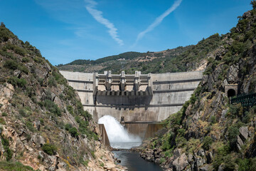 Entre montanhas a barragem hidroelétrica de Foz Tua sobre o rio Tua em Trás os Montes, Portugal