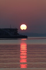 F&auml;hre bei Sonnenaufgang