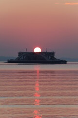 F&auml;hre bei Sonnenaufgang