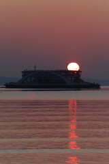 F&auml;hre bei Sonnenaufgang