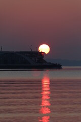 Fähre bei Sonnenaufgang