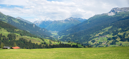 Schöner Talblick ins Prättigau vom Kurort Pany, Frühlingslandschaft Kanton Graubünden Schweiz