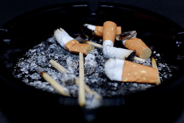 灰皿にたまった吸い殻