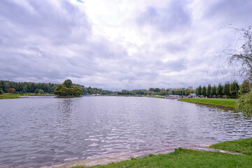 Beautiful landscape with lake in Moscow park. - obrazy, fototapety, plakaty