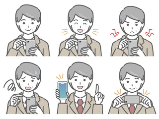 スマホを操作するスーツの中年男性