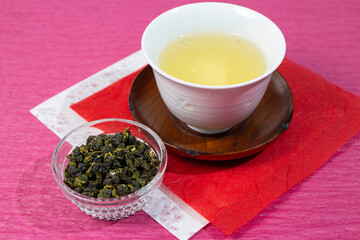 台湾の高級茶　金萱茶（きんせんちゃ）：甘いミルクティーのような香りがある。