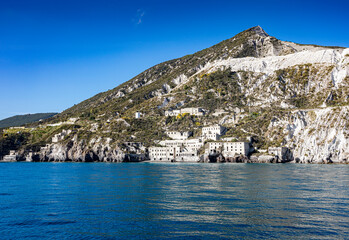 Sizilien: Insel Lipari mit dem verlassenen Ort, Steinbruch Pietra pomice mit Bims Abbau - Blick vom Boot aus