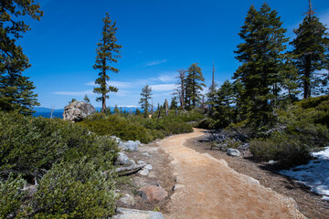 Obraz premium Wanderweg am Lake Tahoe Kalifornien / Nevada