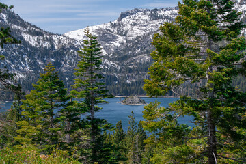 Küste am Lake Tahoe Kalifornien / Nevada mit Bergen und Insel