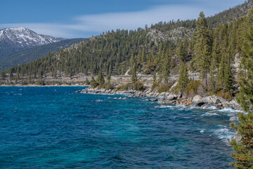 Küste am Lake Tahoe Kalifornien / Nevada mit Bergen
