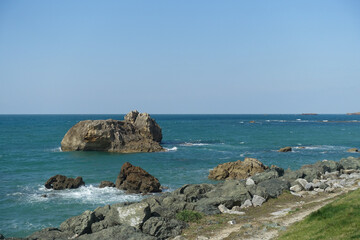 Fototapeta na wymiar Rochers sur la plage d'Ilbarritz à Bidart, sur la côte basque