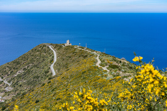 Sizilien, Liparische Inseln: Wanderung auf den Monte dei Porri mit Panoramablick Richtung Pollara auf das Osservatorio telegrafico di Pollara