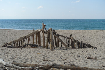 Structure en bois flotté sur la plage