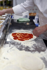 masa plana redonda de pizza con tomate