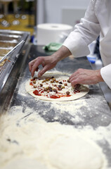 chef haciendo una pizza con sus ingredientes