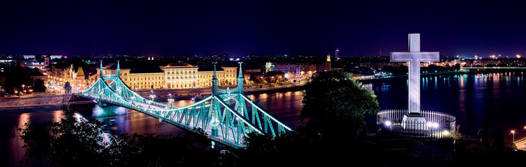 Obraz premium Budapest, Liberty Bridge in night with yellow tram, aerial view