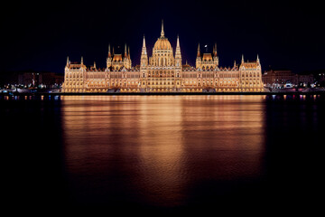 Fototapeta premium Budapest, night view of parliament, Hungary, reflection in the danube, Unesco