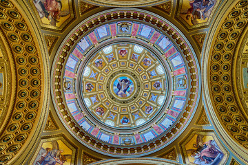 Budapest, Basilica San Esteban, view of the domes in the church
