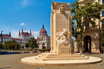 Obraz premium Monument of National Martyrs inaugurated in Budapest, view of the building Parliament, Unesco, Hungary