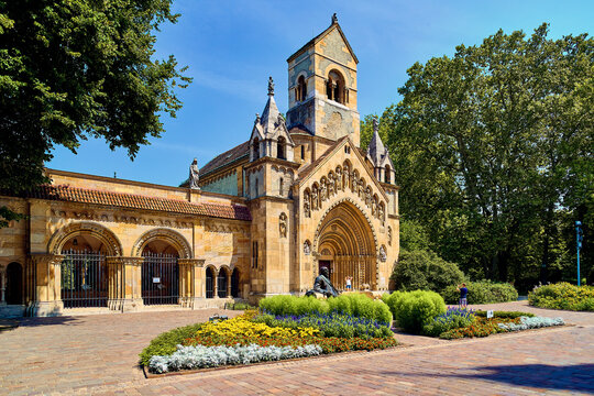 Budapest, J&aacute;k Chapel adjacent to Vajdahunyad Castle, statue Dar&aacute;nyi Ign&aacute;c