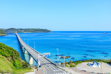 Fototapeta premium 春の角島大橋 山口県下関市 Tsunoshima Bridge in Spring. Yamaguchi-ken Shimonoseki city.