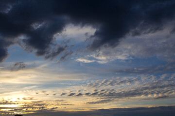Clouds in the sky come in a variety of colors after heavy rain after the storm enters the end of the rainy season, early winter after the rain, the sky is usually bright, the weather is cool.
