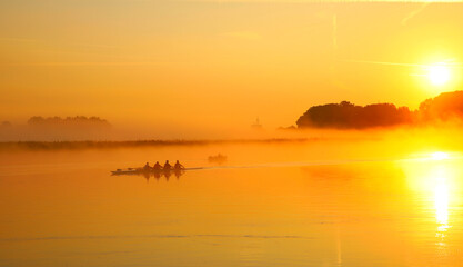 Rudern im Nebel