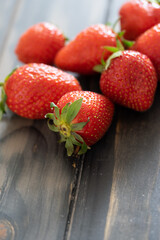 Erdbeeren auf einem dunklen Holzuntergrund