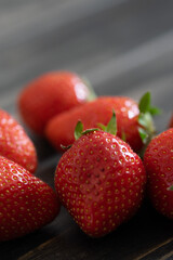 Erdbeeren auf einem dunklen Holzuntergrund