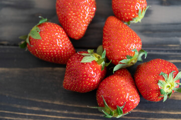 Erdbeeren auf einem dunklen Holzuntergrund