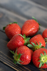 Erdbeeren auf einem dunklen Holzuntergrund