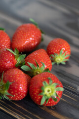 Erdbeeren auf einem dunklen Holzuntergrund