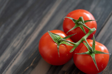 Tomaten auf einem dunklem Holzuntergrund