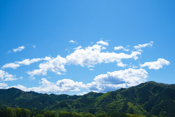 夏の風景、緑の山とさわやかな空