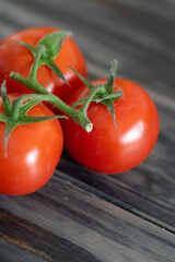 Tomaten auf einem dunklem Holzuntergrund