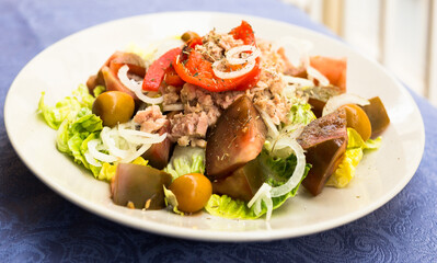 mediterranean vegetable salad with tuna