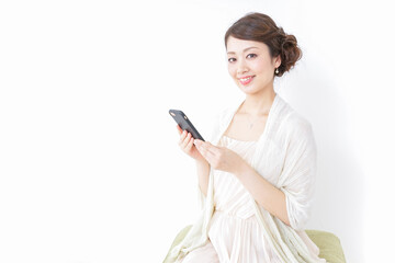 スマホを使うおしゃれ着の女性