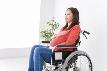 車いすに乗る妊婦