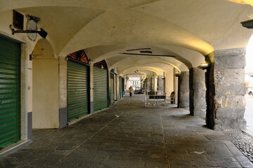 Una domenica mattina sotto ai portici del Porto Antico di Genova