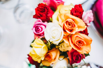 Joli bouquet de roses multicolores fraichement cueillies au jardin
