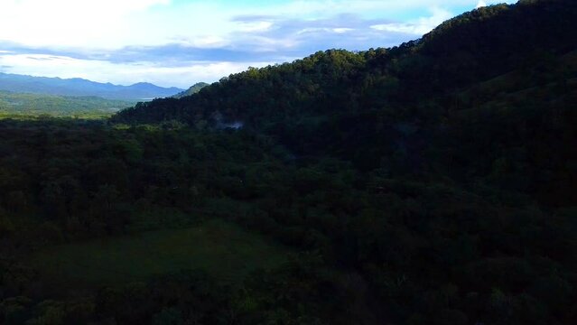 Un hermoso y frio amanecer en medio de la selva de la reserva de la biosfera de los Tuxtlas en Veracruz, Mexico.