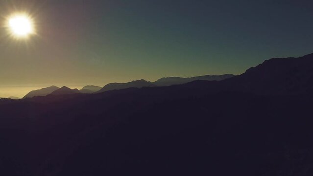 Siluetas de monta&ntilde;as en una sierra, un bonito amanecer en el bosque