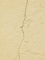 Obraz premium The surface of the old wall had cracks like it was about to break apart. vertical fissure