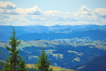View of the mountains on the way to the Pysanyj stone