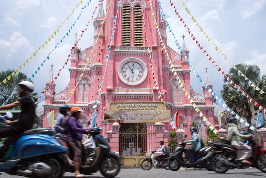 ベトナム・ホーチミンを走るバイク群とピンク色のタンディン教会　Motorcycles and Tan Dinh Church in Ho Chi Minh City, Vietnam