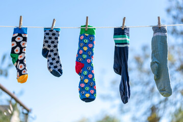 Einsame Socken ohne Partner auf einer Wäscheleine.