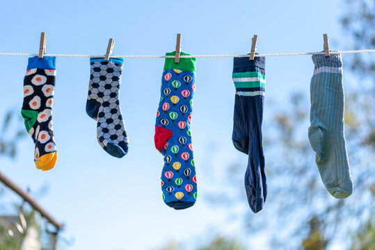 Einsame Socken ohne Partner auf einer W&auml;scheleine.