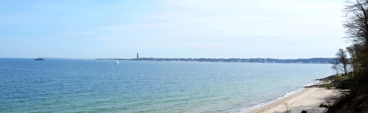 Schilksee, Falckensteiner Strand, Blick auf Laboe und Marine-Ehrenmal, Schleswig-Holstein, Deutschland