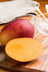 マンゴーをカットして食べる