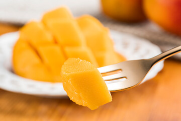 マンゴーをカットして食べる